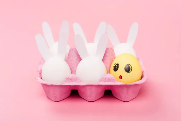 Декоративные Кролики Желтое Яйцо Шокированным Выражением Лица Розовой Пасхальной Концепции — стоковое фото