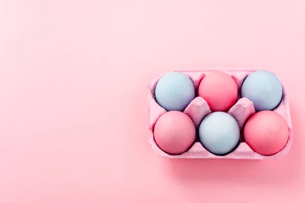 Vista Ángulo Alto Huevos Pascua Pintados Bandeja Huevo Rosa — Foto de Stock