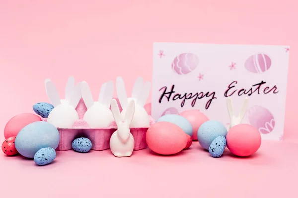 Kolorowe Jajka Ozdobne Króliczki Kartka Szczęśliwym Napisem Wielkanocnym Różowym — Zdjęcie stockowe
