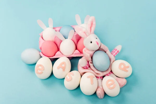 Huevos Pollo Pintados Con Letras Pascua Conejos Decorativos Sobre Fondo — Foto de Stock