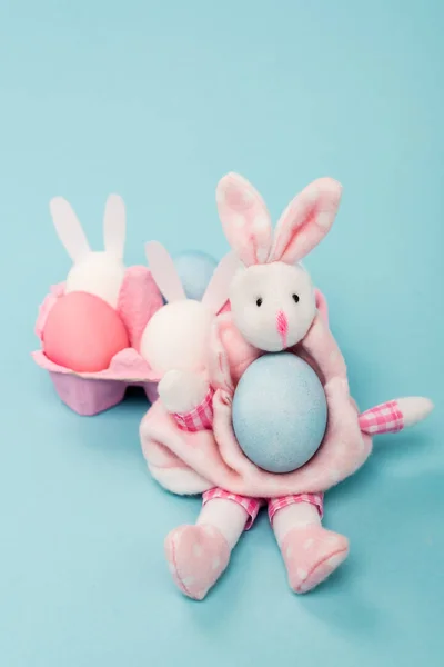 Vajíčkový Tác Malovanými Kuřecími Vejci Dekorativními Zajíčky Modrém Pozadí Velikonoční — Stock fotografie