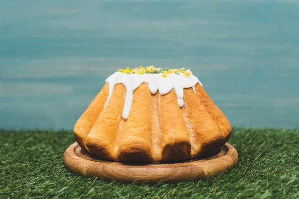 Pastel Pascua Sobre Tabla Redonda Madera Sobre Hierba — Foto de Stock