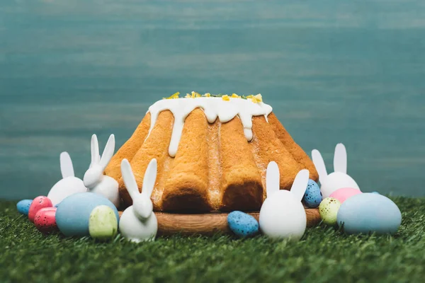 Pan Pascua Con Huevos Coloridos Conejitos Decorativos Hierba — Foto de Stock