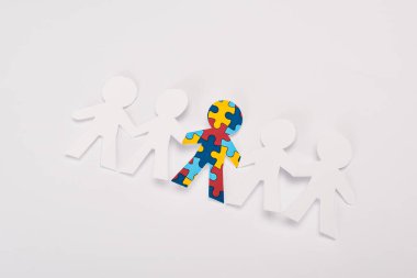 Beyaz arka planda otizmli özel bir çocuğun yüksek açılı görüntüsü