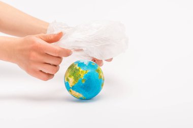 Küresel ısınma kavramının üzerine plastik poşet taşıyan bir kadın görüntüsü.