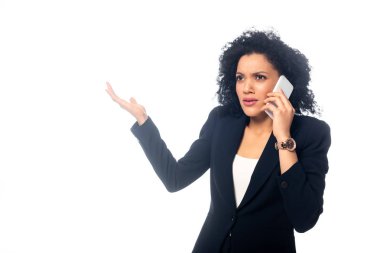 Endişeli Afrikalı Amerikalı kadın, beyaz telefondan izole edilmiş bir şekilde konuşuyor.