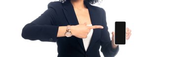 Beyaz panoramik çekimde izole edilmiş akıllı telefonu işaret eden Afrikalı Amerikalı kadın görüntüsü