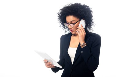 Afrikalı Amerikalı iş kadını dijital tablet tutuyor ve telefonda konuşuyor.