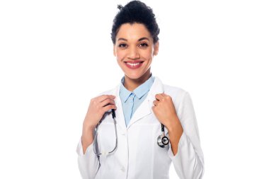 Gülümseyen ve steteskoplu Afro-Amerikan doktorların beyaza izole edilmiş kameraya bakışları.