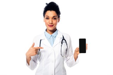 Beyaz telefondan izole edilmiş steteskopla Afro-Amerikan doktorunun ön görüntüsü.