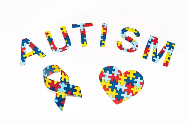 Vista Alto Ângulo Letras Quebra Cabeça Autismo Coração Decorativo Fita — Fotografia de Stock