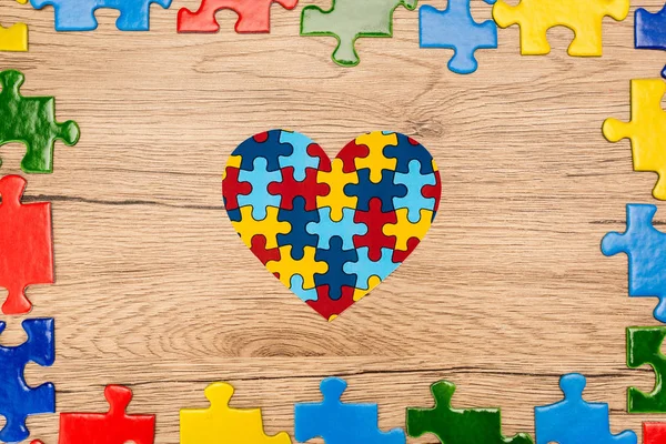 Vue Dessus Coeur Puzzle Sur Fond Bois Concept Autisme — Photo