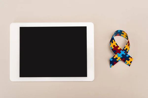 Ansicht Von Awareness Ribbon Und Digitalem Tablet Auf Weißem Autismus — Stockfoto