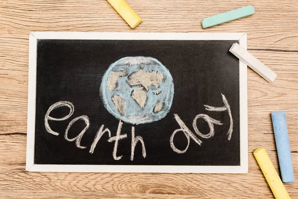 Top View Black Board Earth Day Lettering Pieces Chalk Wooden — Stock Photo, Image