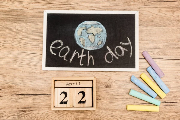 Top View Board Earth Day Lettering Pieces Chalk Calendar April — Stock Photo, Image