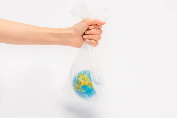 Обрізаний Вид Жінки Тримає Пластиковий Пакет Глобусом Білому Тлі Концепція — стокове фото
