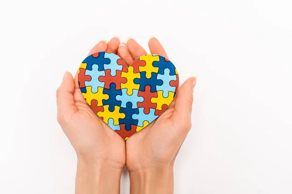 Vágott Kilátás Puzzle Szív Női Kezekben Fehér Háttér Autizmus Koncepció — Stock Fotó