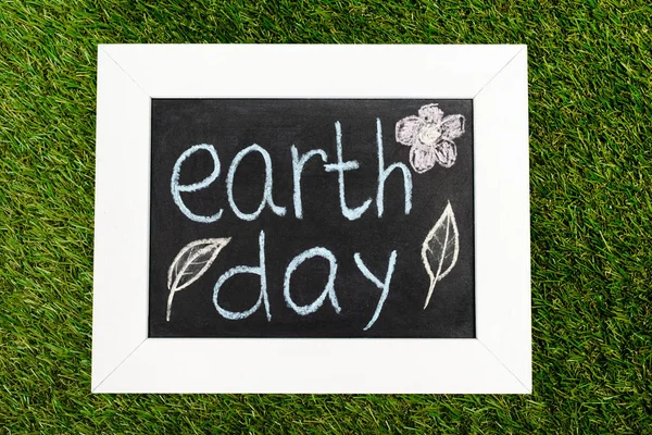 Top View Board Earth Day Lettering Green — Stock Photo, Image