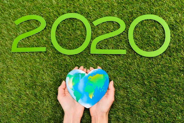 Обрезанный Вид 2020 Цифры Земной Шар Женских Руках Зеленый Земля — стоковое фото