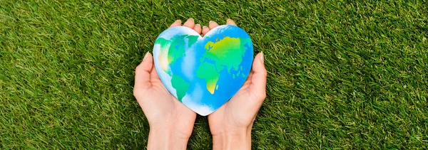 Vista Cortada Globo Mãos Femininas Conceito Dia Verde Terra — Fotografia de Stock