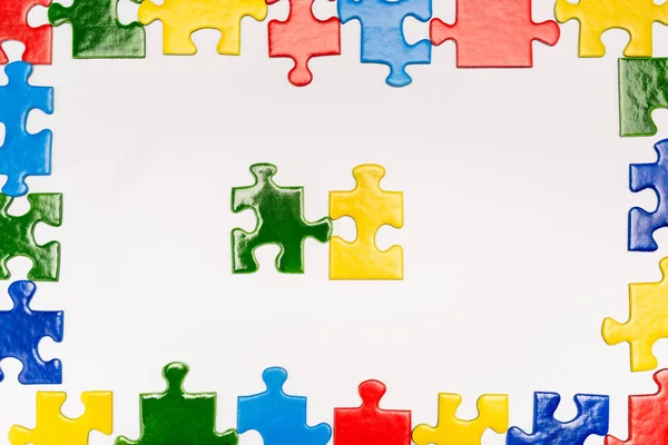 Draufsicht Auf Rahmen Mit Bunten Puzzleteilen Auf Weißem Hintergrund Autismus — Stockfoto