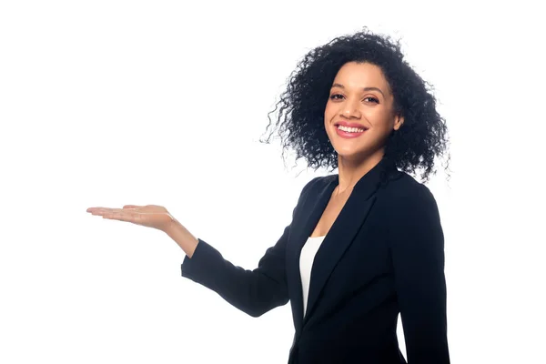 Piękna Afroamerykanka Wskazująca Ręką Patrząca Kamerę Uśmiechająca Się Odizolowana Białym — Zdjęcie stockowe