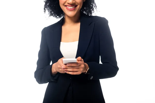 Przycięty Widok Afrykańskiej Amerykanki Trzymającej Smartfona Uśmiechniętej Odizolowanej Biało — Zdjęcie stockowe