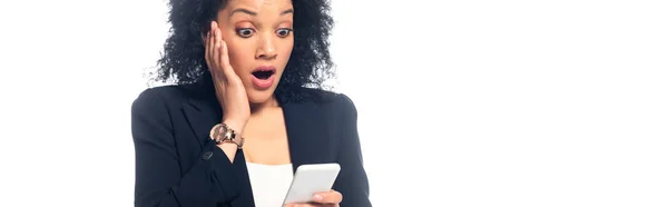 Σοκαρισμένη Αφροαμερικανή Γυναίκα Ανοιχτό Στόμα Κοιτάζοντας Smartphone Απομονωμένο Λευκό Πανοραμικό — Φωτογραφία Αρχείου