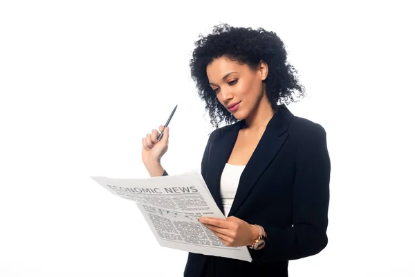 Empresária Americana Africana Concentrada Com Caneta Jornal Isolado Branco — Fotografia de Stock