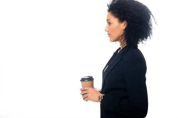 白に隔離されたコーヒーの使い捨てカップを持つアフリカ系アメリカ人の側面図 — ストック写真