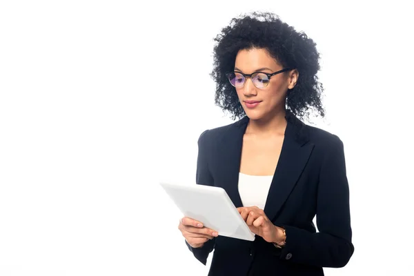 成功したアフリカ系アメリカ人のビジネス女性の眼鏡で白い上に隔離されたデジタルタブレットを見て — ストック写真