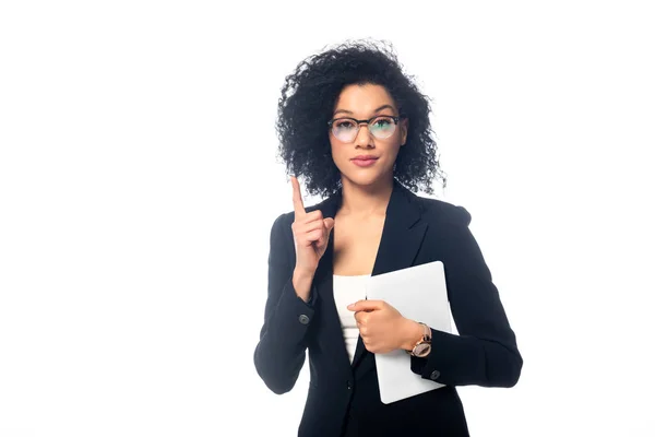 Vista Frontal Mujer Negocios Afroamericana Mirando Cámara Sosteniendo Tableta Digital — Foto de Stock