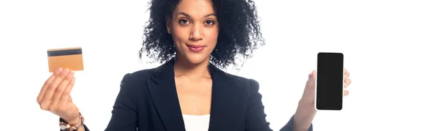 Femme Affaires Afro Américaine Présentant Carte Crédit Smartphone Souriant Isolé — Photo