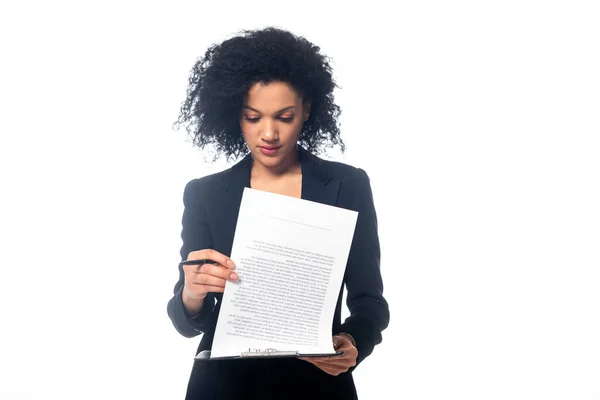 白人に隔離された契約書を読むアフリカ系アメリカ人のビジネス女性の正面図 — ストック写真