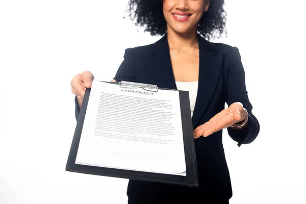 Przycięty Widok Afrykańskiej Bizneswoman Uśmiecha Się Pokazuje Kontrakt Odizolowany Białym — Zdjęcie stockowe