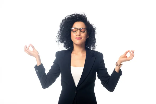 Empresaria Afroamericana Con Ojos Cerrados Meditando Aislada Sobre Blanco — Foto de Stock