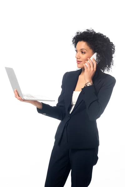 Exitosa Mujer Negocios Afroamericana Sosteniendo Portátil Hablando Por Teléfono Aislado — Foto de Stock