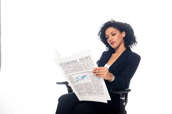 专心致志的非洲裔美国女商人坐在办公椅上阅读孤立于白人之上的报纸 — 图库照片