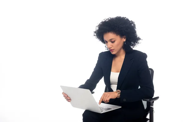 Mujer Negocios Afroamericana Silla Oficina Trabajando Con Portátil Aislado Blanco — Foto de Stock