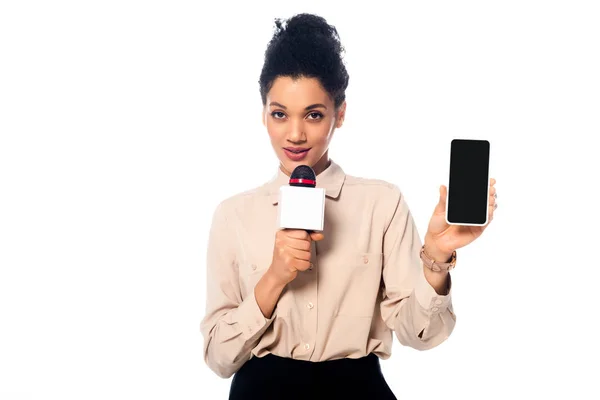 Африканский Американский Журналист Говорящий Микрофон Представляющий Смартфон Изолированный Белом — стоковое фото
