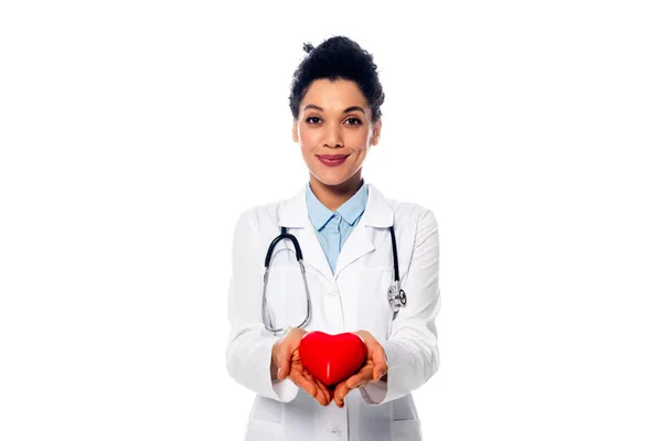 非洲裔美国医生的前景 带着听诊器的微笑 在白色的墙上显示出装饰的红心 — 图库照片