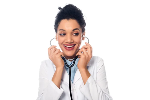 Uśmiechnięty Pozytywny Afrykański Lekarz Stetoskopem Odwracający Wzrok Białym — Zdjęcie stockowe