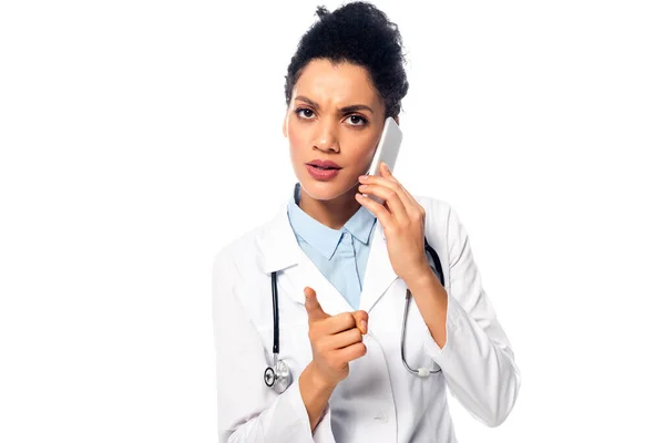 Vista Frontal Del Médico Afroamericano Preocupado Con Estetoscopio Hablando Teléfono — Foto de Stock