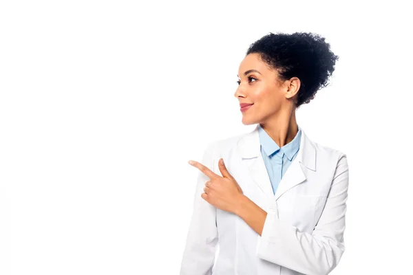Vista Frontal Del Médico Afroamericano Sonriendo Señalando Lado Aislado Blanco —  Fotos de Stock