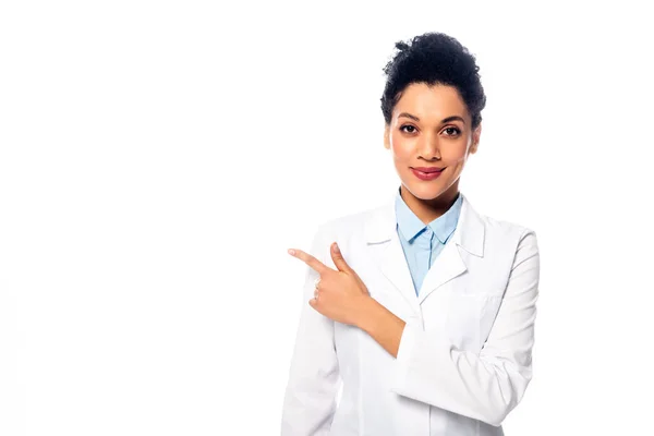 Vista Frontal Médico Afro Americano Olhando Para Câmera Sorrindo Apontando — Fotografia de Stock