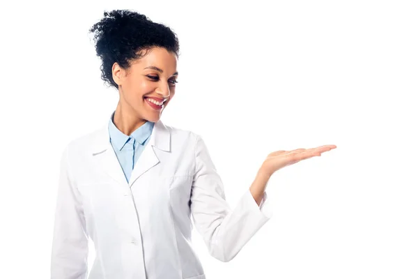 Μπροστά Όψη Του Ευτυχισμένος Αφροαμερικανός Γιατρός Δείχνει Χέρι Απομονώνονται Λευκό — Φωτογραφία Αρχείου