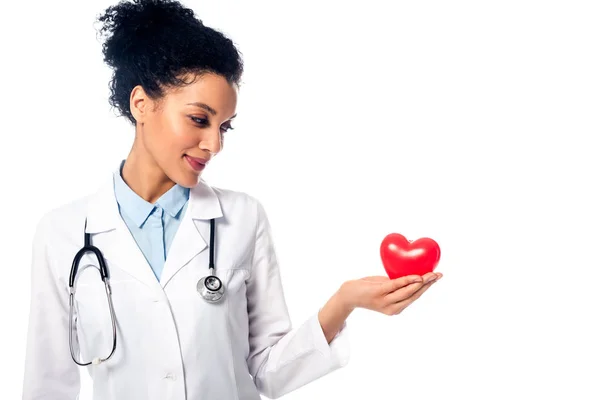 Vista Frontal Del Médico Afroamericano Mostrando Corazón Decorativo Con Mano — Foto de Stock