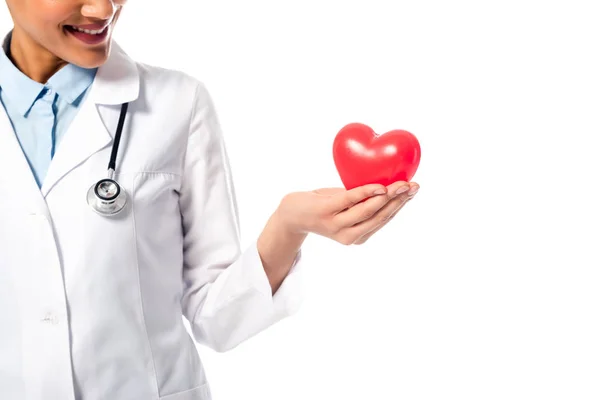 흰색에 고립된 심장을 아프리카 미국인 의사의 — 스톡 사진
