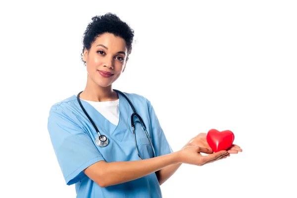 Infirmière Afro Américaine Avec Stéthoscope Montrant Coeur Rouge Décoratif Regardant — Photo