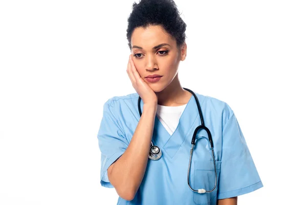백인에게 고립된 청진기를 생각하고 만지는 얼굴을 아프리카 미국인 간호사 — 스톡 사진